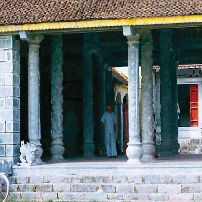 cột tròn đá hoa cương màu đen